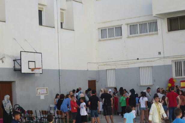El patio y zona deportiva del Colegio Melchor Cano se convirtió en una verbena multicultural para celebrar el fin del curso escolar