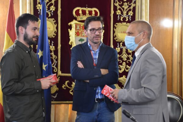 Coca-Cola dedica dos latas personalizadas a la Diputación de Cuenca como reconocimiento a la colaboración que mantienen