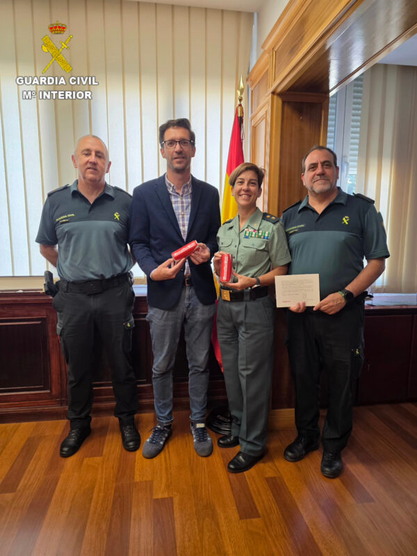 La Guardia Civil de Cuenca recibe de Coca-Cola dos latas personalizadas para la Institución
