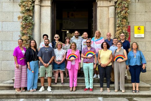 Milagros Tolón despliega junto a varios colectivos la bandera LGTBI en la fachada de la Delegación y denuncia a las administraciones que no defienden a todas las personas