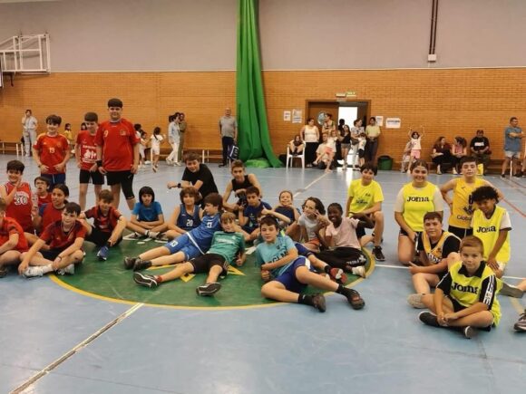 El equipo del Colegio Hermanas Mercedarias , campeón de la liga Colores de Baloncesto Escolar de Tarancón, categoría benjamín, que ha finalizado en estos primeros días de junio