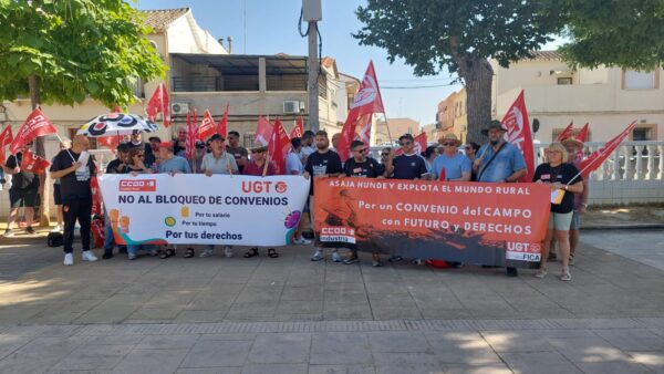Los trabajadores/as del campo de Ciudad Real se concentran ante la puerta de Fercam para exigir un convenio digno
