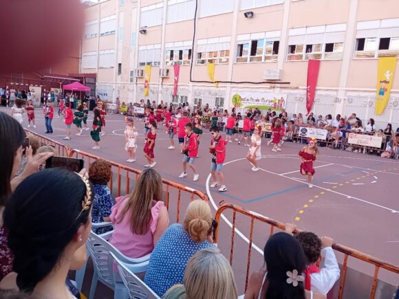 “Bailes del Mundo”, el festival fin de curso del colegio Hermanas Mercedarias, da la “vuelta al mundo” a través de la música y los bailes típicos de diferentes países.