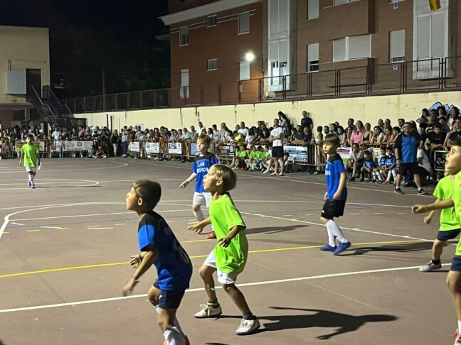 Más de dos centenares de niños de pitufos a alevín, tomaron parte en el XIV Maratón Solidario del Colegio Hermanas Mercedarias este fin de semana