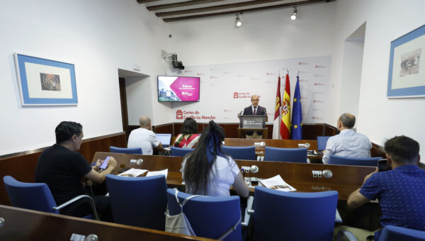 Bellido resalta la aprobación del Estatuto de Autonomía, en un ecuador de legislatura en el que la mitad de las leyes han salido “con consenso de PSOE y PP”