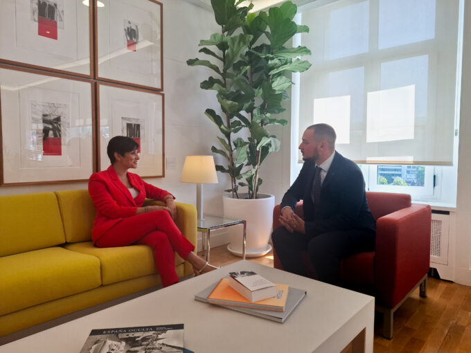 Isabel Rodríguez y Sergio Marín, alcalde de Letur, firman una ayuda de 126.583€ para actualizar la agenda urbana del municipio tras la DANA