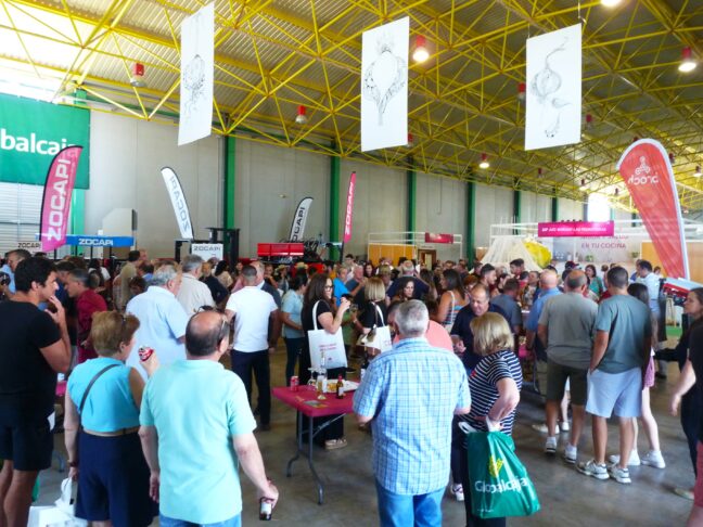 Tortosa destaca la “gran afluencia de público y la alta participación en las actividades” de la Feria Internacional del Ajo de Las Pedroñeras