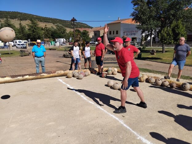 El equipo de bolos de Uña consigue la victoria y mantiene su segunda posición en el Circuito de Bolos de la Serranía tras Valdemoro de la Sierra