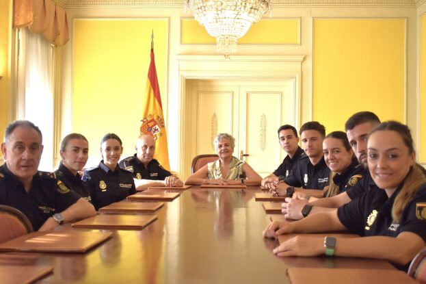 La subdelegada del Gobierno recibe a los policías nacionales que realizarán las prácticas en la ciudad durante los próximos meses
