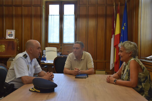 Martínez Chana recibe al nuevo comisario de Policía Nacional en Cuenca, Francisco Sánchez