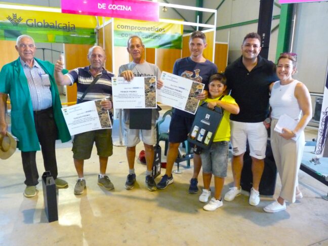 Felix Guijarro consigue ser el cortador más rápido de ajos al llegar a los 52 kilogramos en sólo veinte minutos