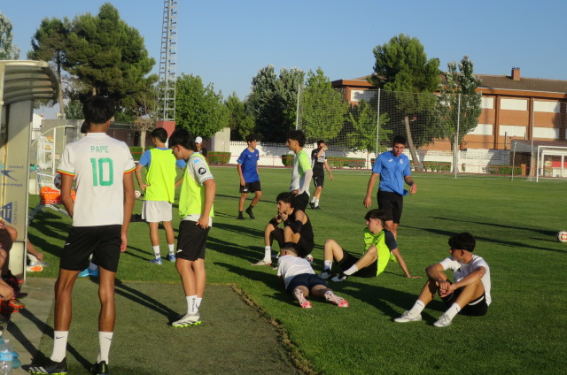 Mas de una treintena de jóvenes acudieron a la primera jornada de captación de jugadores para el equipo juvenil de la EFB Jesús de la Ossa A