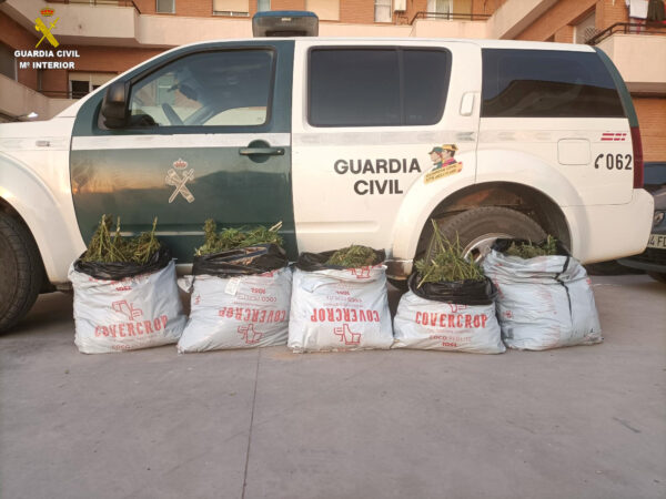 Agentes de la Guardia Civil de Tarancón detienen e investigan a tres personas por delitos de tráfico de drogas, robo y uso vehículo motor, conducción temeraria y conducir sin licencia