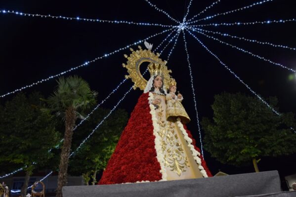 El Ayuntamiento y la Comisión de Festejos invitan a participar en la ofrenda a la patrona a las representantes juveniles del 2006 al 2016