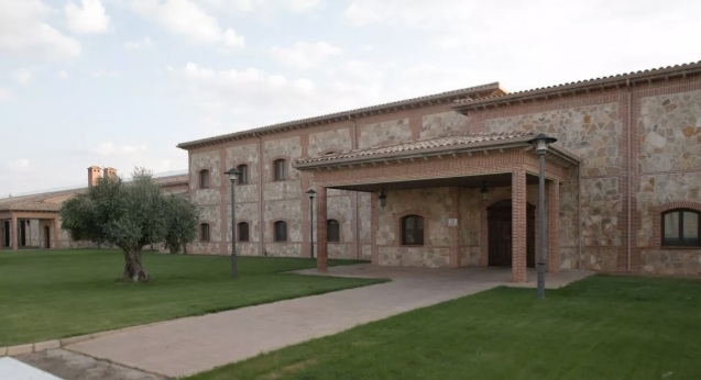 Herida grave una joven tras caerle encima una percha con mandiles en una industria cárnica de Corral de Almaguer