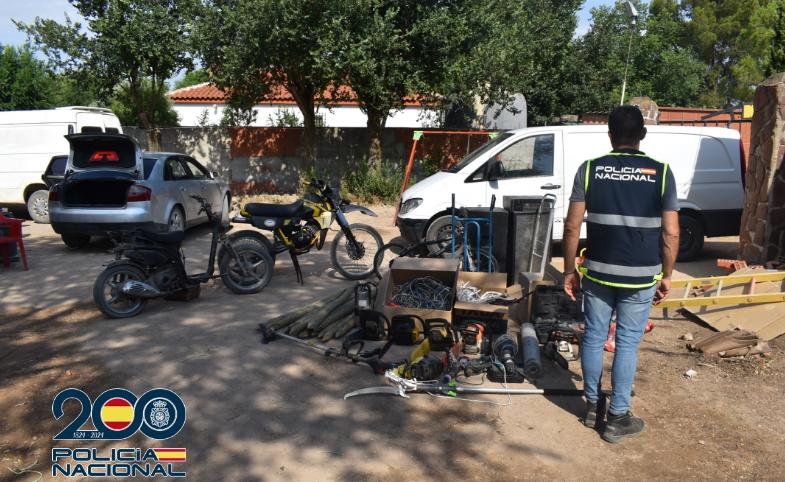 La Policía Nacional detiene a cinco integrantes de un clan familiar que habían perpetrado seis robos de cableado de cobre de la línea férrea