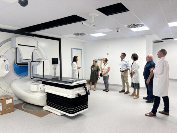 La Gerencia del Área Integrada informa a la AECC sobre los avances para la puesta en marcha de la Oncología Radioterápica en el HUCU