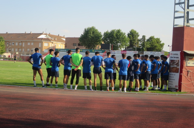 En la segunda sesión de entrenamientos, la plantilla del CD Tarancon al completo con los 19 jugadores confirmados y dos canteranos