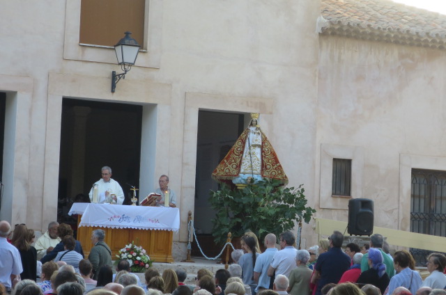 Multitudinaria y devota misa de “alba” en el Santuario de Riansares en la festividad de la Asunción