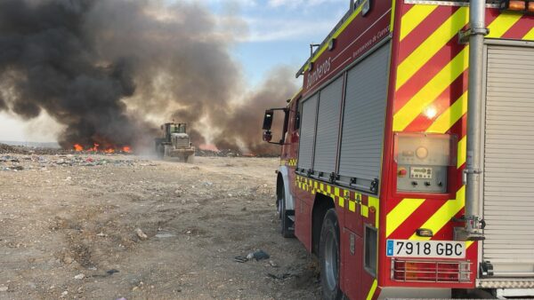 Dos máquinas cargadoras siguen trabajando en el incendio de la planta de residuos que está totalmente perimetrado