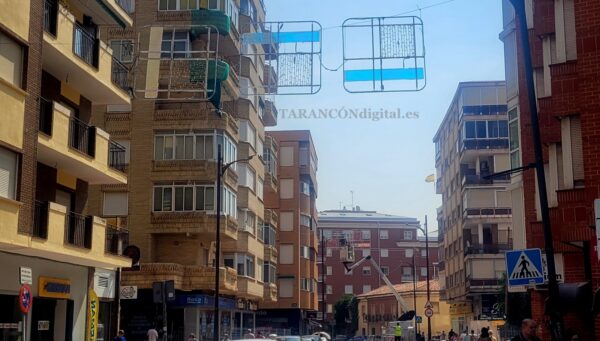 Comienza la instalación de la iluminación festiva en Tarancón con novedades en la avenida Miguel de Cervantes