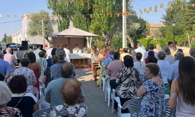 Tarancon en general y la barriada en particular, honran con sencillez, pero brillantez  a San Roque con actos religiosos, lúdicos y musicales