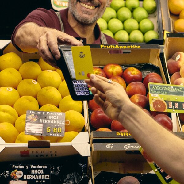 Correos ofrece su Tarjeta Prepago online y en sus oficinas de Castilla-La Mancha para compras seguras