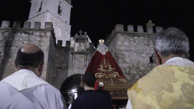 La imagen de la Virgen de Riansares recibida con júbilo, alegría y devoción, con pólvora, de forma multitudinaria en su traslado del Santuario a la Parroquia