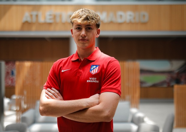 José Sánchez, jugador juvenil en el Atlético de Madrid, firma su primer contrato como profesional con el equipo rojiblanco de la capital de España