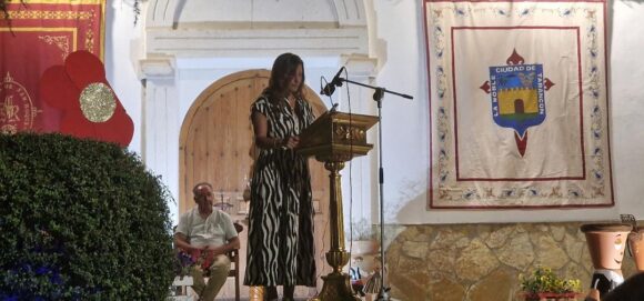 El barrio de San Roque arranca sus fiestas con el emotivo pregón de Inma Algarra
