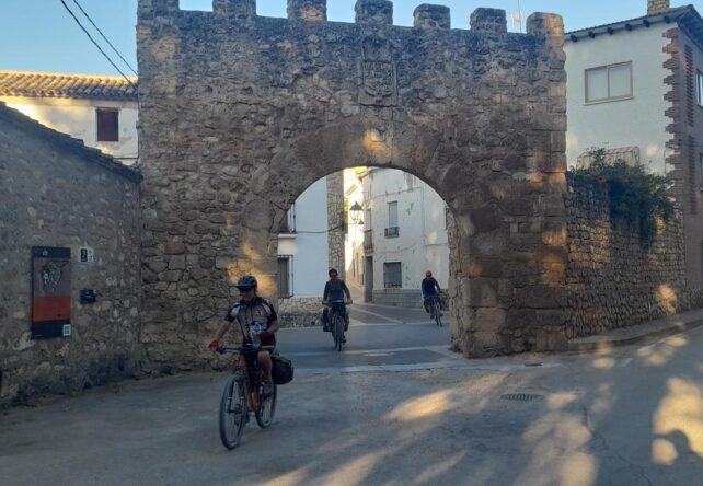 VII Cuclés entre el 12 y 14 de septiembre un grupo de “caballeros” y “damas” han realizado una actividad cicloturista que une Madrid y Cuenca pasando por Uclés, todo ello por caminos.
