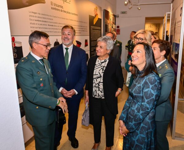 Inaugurada la exposición de fotografía histórica de la Guardia Civil “50 años de servicio en democracia”