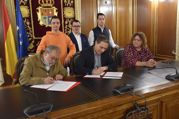 La Diputación y Adocu renuevan el convenio de colaboración dotado con 40.000 euros para la integración laboral de 4 personas
