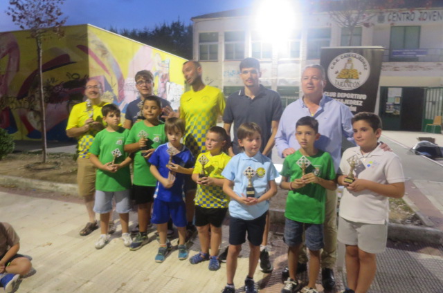 Una treintena de participantes en las diferentes categorías en el Trofeo De Ajedrez Fiestas y Ferias de Tarancon, se han dado cita en la Plaza Primero de Mayo para el cierre del deporte festivo