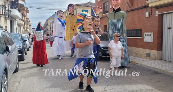 La Diana Floreada con Gigantes de Cabezudos llena de música y tradición las calles de Tarancón en esta jornada festiva
