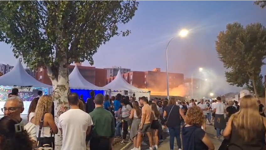 Los bomberos sofocan un incendio en un cercado junto a la zona de carpas en Tarancón