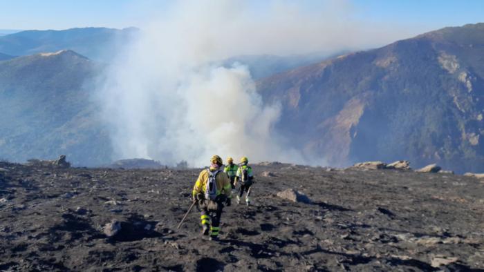 El dispositivo Infocam trabaja desde primera hora en el incendio de Peñalba de la Sierra (Guadalajara) que no ha avanzado apenas durante la noche