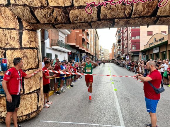 Raúl Cantarero, presidente del CD Atletismo Tarancón, finalizada la XXXVI Milla Urbana Ciudad de Tarancón, “ha sido muy bonito”, destaca el “ambiente y nivel con dos mundialista y especialistas de 1500 corriendo aquí”