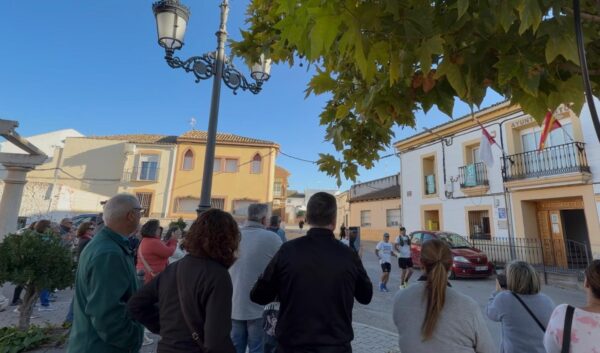 El atleta sordociego Mario Raúl Martínez Castaño hace escala en Villar de Cañas en su reto “Corriendo por la visión”