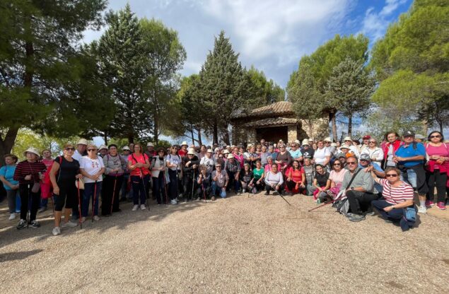 Más de 220 mayores participan en la primera ruta senderista de otoño en Villalba del Rey