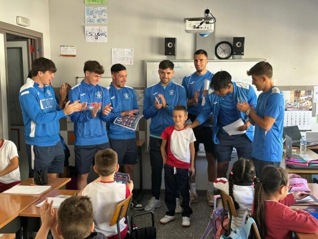 Como líder del grupo y nueva iniciativa, el CD Tarancon recibe al CD Manchego en el Estadio Municipal. Esta semana jugadores de la plantilla han visitado el colegio Nuestra Sra de la Merced