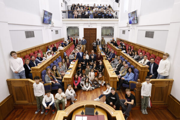 Las Cortes remarcan su compromiso con los derechos de niños y niñas, en un ‘pleno social’ que les anima a “hacer una sociedad más justa y sostenible”