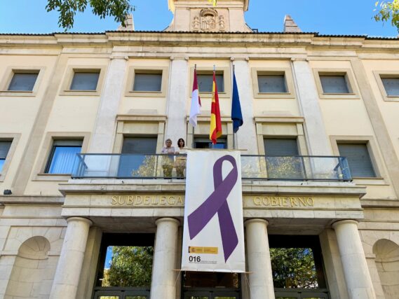La Subdelegación del Gobierno en Cuenca despliega el lazo morado con motivo de los actos del 25N