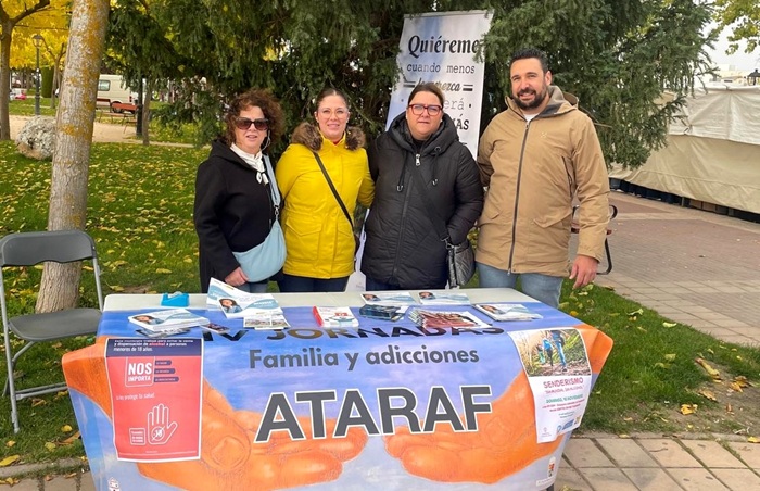 Mesa informativa de ATARAF en el mercadillo de Tarancón.