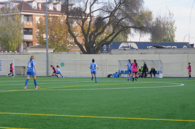 El líder de la Liga UCLM de Futbol Femenino Preferente, EFB Jesús de la Ossa, arrolló al equipo E;M Femenino Soliss Fuensalida con un contundente 11-0 en el Campo San Isidro