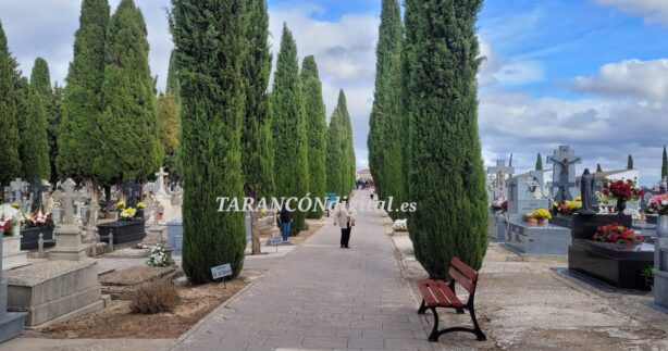 El cementerio municipal de Tarancón se llena de flores en la festividad de Todos los Santos