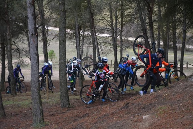 Mas de una treintena de ciclista toman parte en la Jornada de Ciclo Cross celebrada en el Circuito Juan Carlos de la Ossa (explanada de Riánsares) previa al Campeonato de España que se disputará en Enero 2026