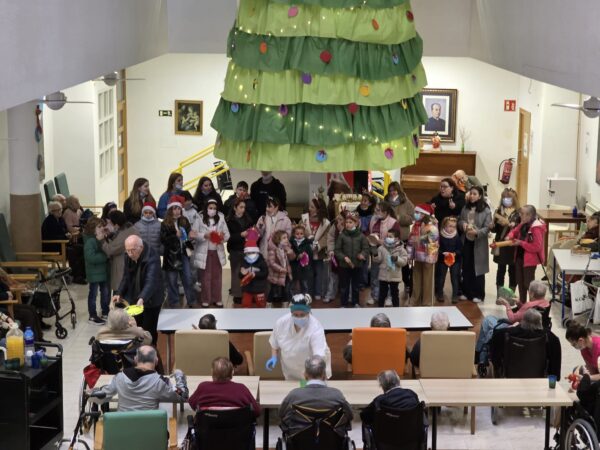 Escolares y colectivos musicales de Tarancón con las personas mayores de las Residencias locales