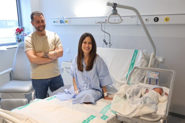 Borja González, el primer bebé nacido en el Hospital Universitario de Cuenca e Irene Romeral, la recién nacida que cerró el “Virgen de la Luz”