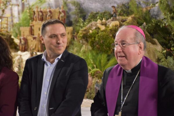 Martínez Chana inaugura el belén de la Diputación compuesto por más de 400 piezas y que rinde homenaje a Gustavo Torner